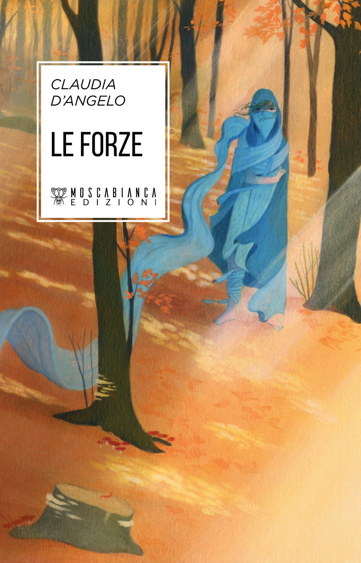 Copertina del libro 'Le forze' edito da Moscabianca Edizioni: illustrazione di una ragazza avvolta in fluttuanti abiti e veli azzurri ferma in un bosco autunnale attraversato dai raggi del sole