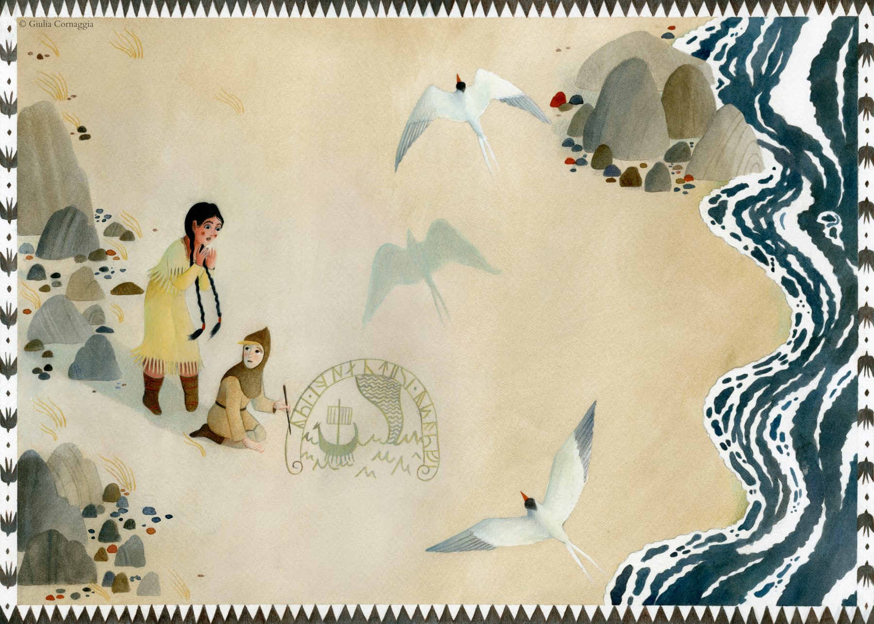 Un'illustrazione a acrilico con bordi decorativi che raffigura una giovane nativa americana preoccupata e un bambino che disegna drakkar e rune nella sabbia. Nel cielo due uccelli in volo, sopra a una spiaggia con onde blu stilizzate.