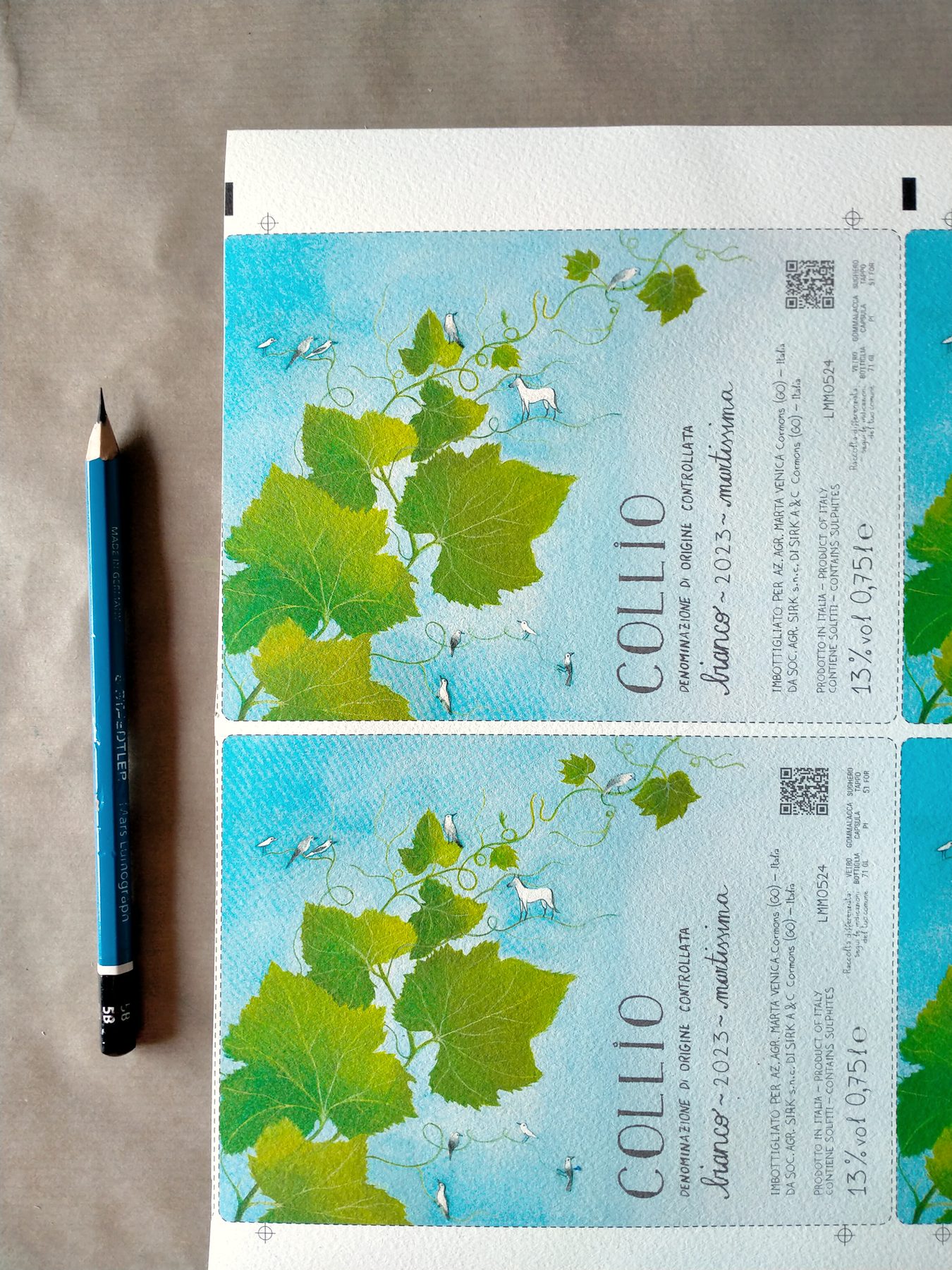 collio Bianco - Illustrazione di una vite con foglie verdi e viticci su sfondo blu-bianco sfumato con un piccolo cane bianco appollaiato.